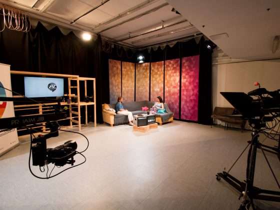 Studio medijskih komunikacij, na sceni dve ženski, ki ju snemajo kamere