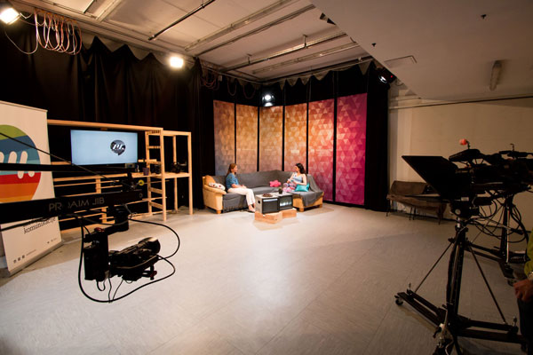 Studio medijskih komunikacij, na sceni dve ženski, ki ju snemajo kamere