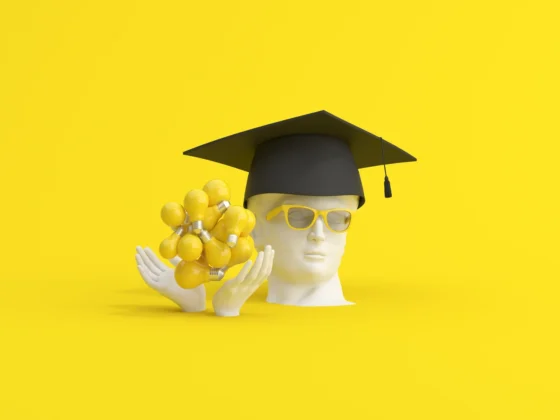 3d grafika kipa, na glavi ima maturantsko čepico, v rokah drži rumene žarnice, nosi rumena sončna očala. Rumeno ozadje.