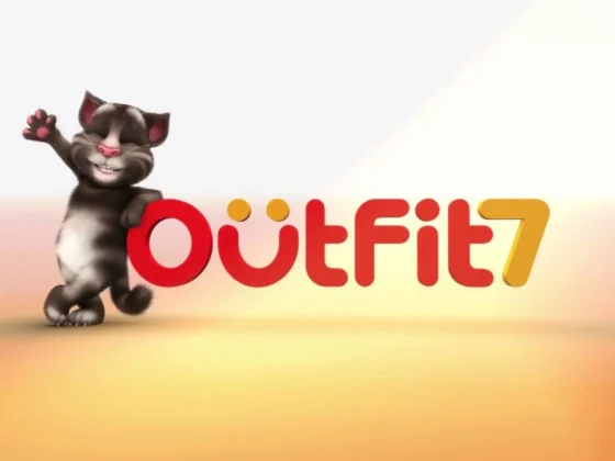 Grafika: napis podjetja outfit7, zraven 3d maček, znan kot talking tom.